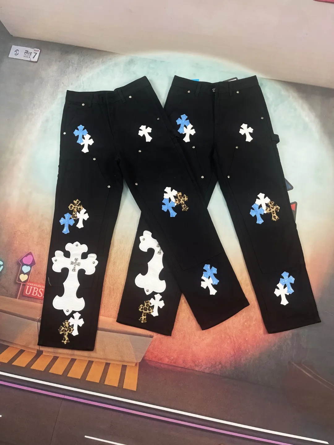 🅿️290 🔘Style No.-KL171 🔘Cro Heart𝐂𝐡𝐫𝐨𝐦𝐞 𝐇𝐞𝐚𝐫𝐭 25FW CH Large Cross Snake Print Leather Work Wear Logging Jeans* It is made of beaded canvas fabric and has been washed with heavy water. The upper body has a great texture and the pants are particularly tall and straight. The whole trousers are three-dimensionally cut, and the shape is simply amazing! The hardware is custom-made by ZP. The beaded canvas is thick but soft after washing and has good breathability. There are also customized small leather labels with unique designs. The workmanship is exquisite, the wiring is neat, the details are exquisite, simple and elegant. Moreover, these pants are super cool and have a genderless style. They can be easily worn by both men and women, and they are very trendy! The matching suggestions are as follows: Cool street style: Pair the upper body with a black Crow Heart short-sleeved T-shirt, a black motorcycle leather jacket, a pair of black Martin boots, a pair of black sunglasses and a black baseball cap. The overall look is cool and handsome, and it will turn heads when walking on the street. Casual and trendy style: Wear a white loose T-shirt inside, a denim jacket on the outside, and these Crocs jeans on the lower body. Wear a pair of white sneakers on your feet and a black Crocs backpack. It is casual and trendy, suitable for daily outings or gatherings with friends. Personalized mix-and-match style: Wear a colorful graffiti shirt open, a black vest underneath, and these jeans on the lower body. Wear a pair of high-top sneakers, such as Converse's colorful models. For accessories, you can choose some metal necklaces and bracelets to create a personalized mix-and-match style, which is very suitable for music festivals or trendy parties.  Size: S M L XL XXL (28.30.32.34.36) Color: Black